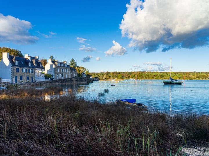 frankreich, bretagne, finistere, friedliche stimmung in der bucht von la forêt fouesnant mit blick auf cap coz