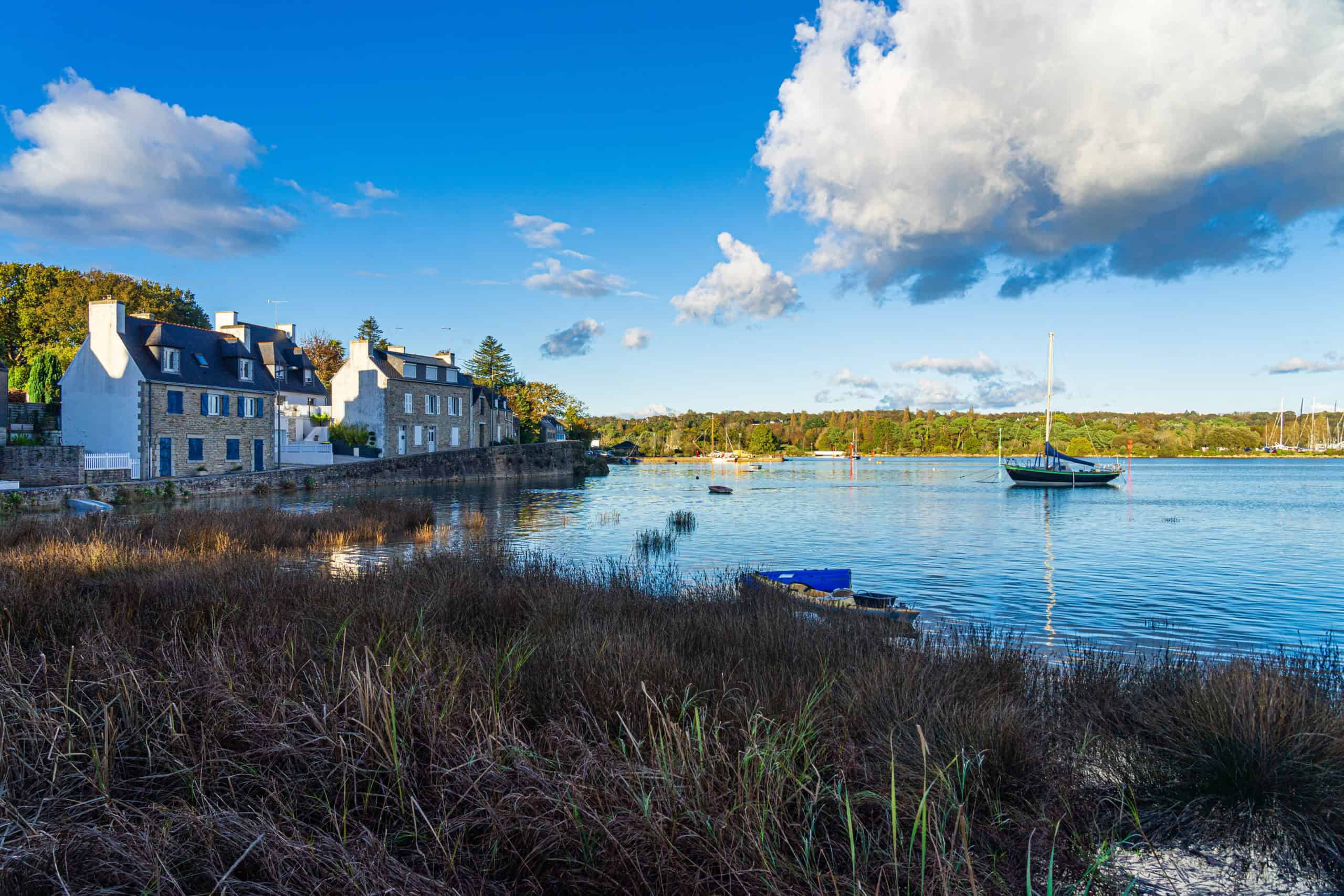 frankreich, bretagne, finistere, friedliche stimmung in der bucht von la forêt fouesnant mit blick auf cap coz
