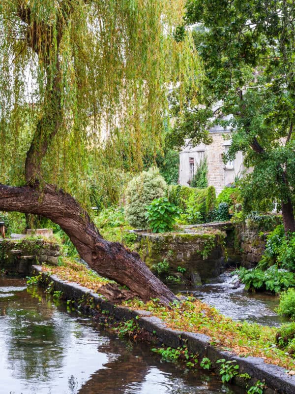 malerischer flussverlauf in pont aven, bratagne